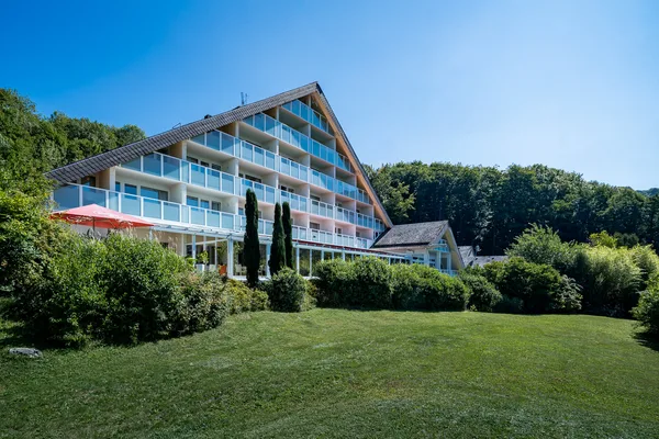 Hundefreundliches 4-Sterne-Hotel Rh&ouml;n Garden mit Gartenanlage