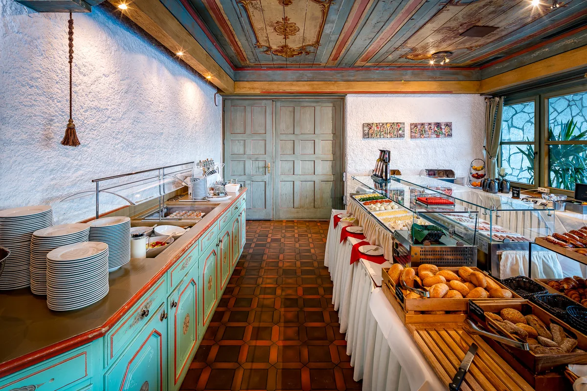 Frühstücksbuffet mit frischen Brötchen im Sure Hotel Rhön Garden