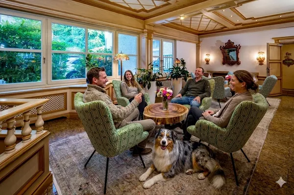 Hund in der Hotel-Lobby &ndash; hundefreundliches Hotel beim Gesundheitsurlaub