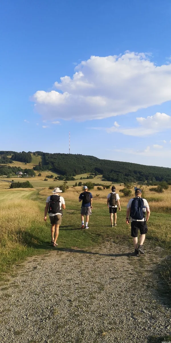 Geführte Wandergruppe auf dem Kreuzberg in der Rhön