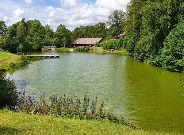 Guckaisee mit Bootshaus im Sommer – Ausflugsziel in der Rhön