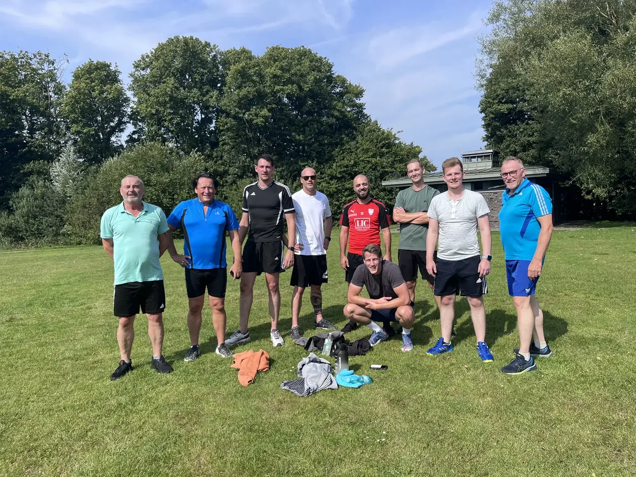 Gruppe beim gemeinsamen Outdoor-Training an der frischen Luft