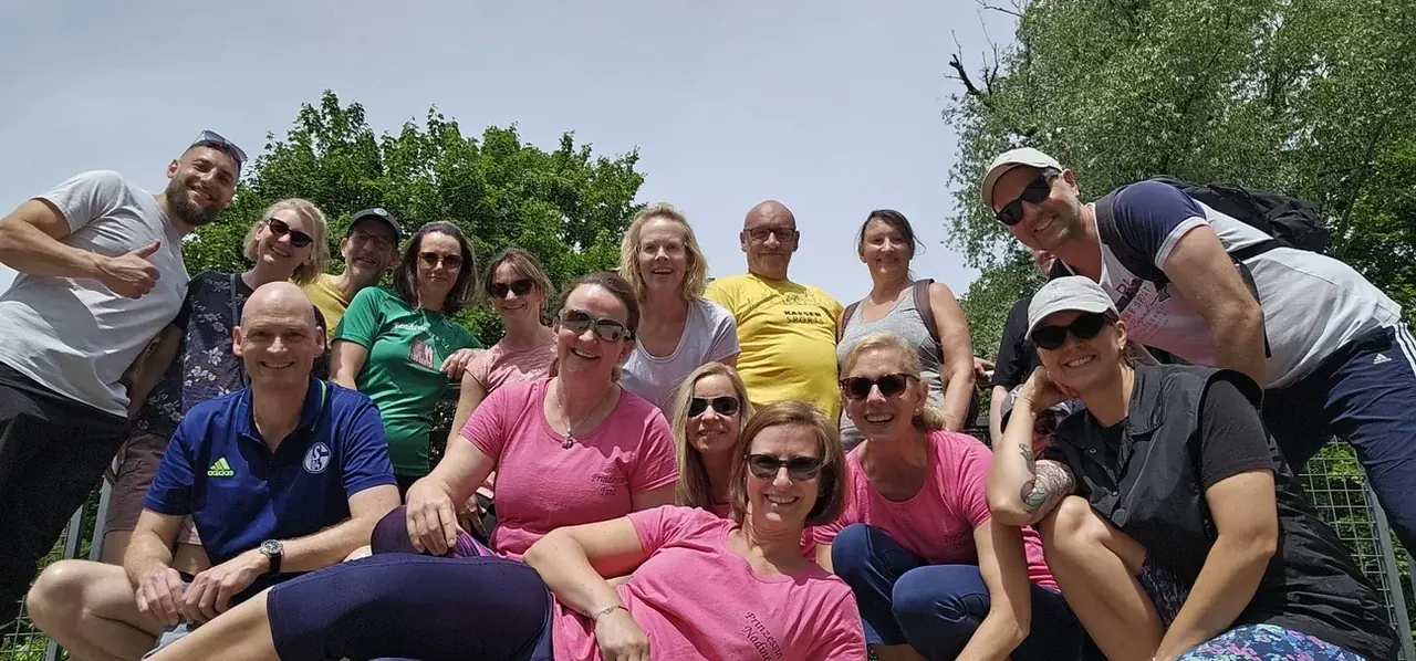 Entspannte Reisegruppe bei einer gemeinsamen Pause im Sommer