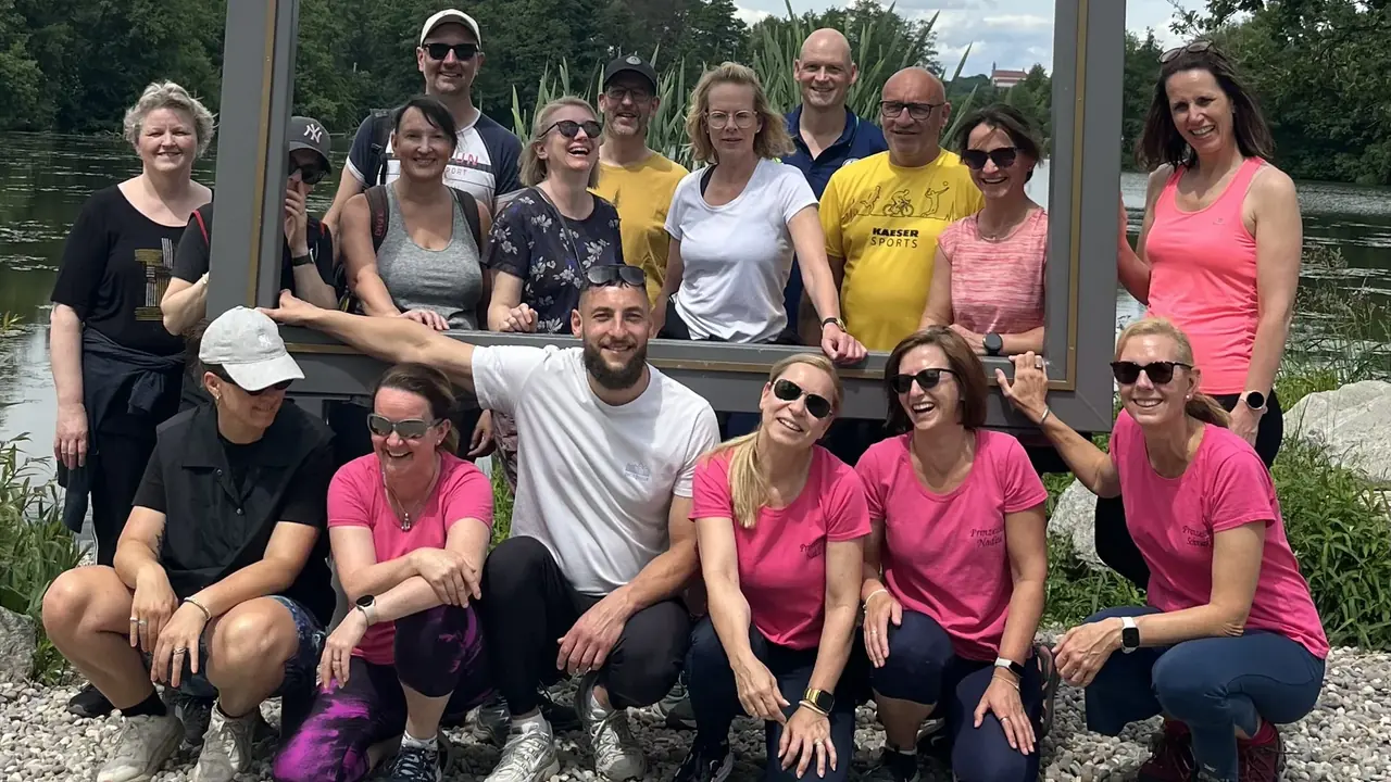 Glückliche NOW-Reisegruppe am Flussufer in der Sommersonne