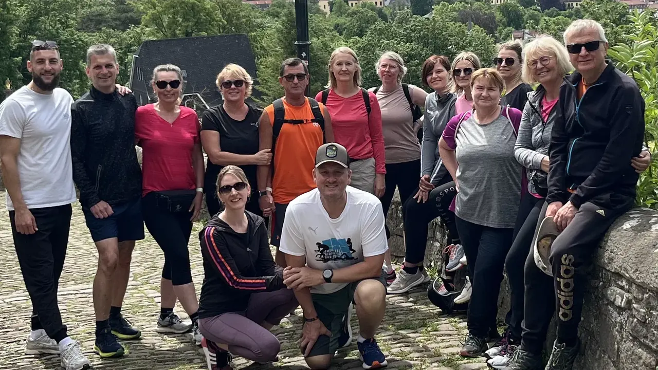 NOW-Wandergruppe gemeinsam unterwegs vor historischer Altstadt