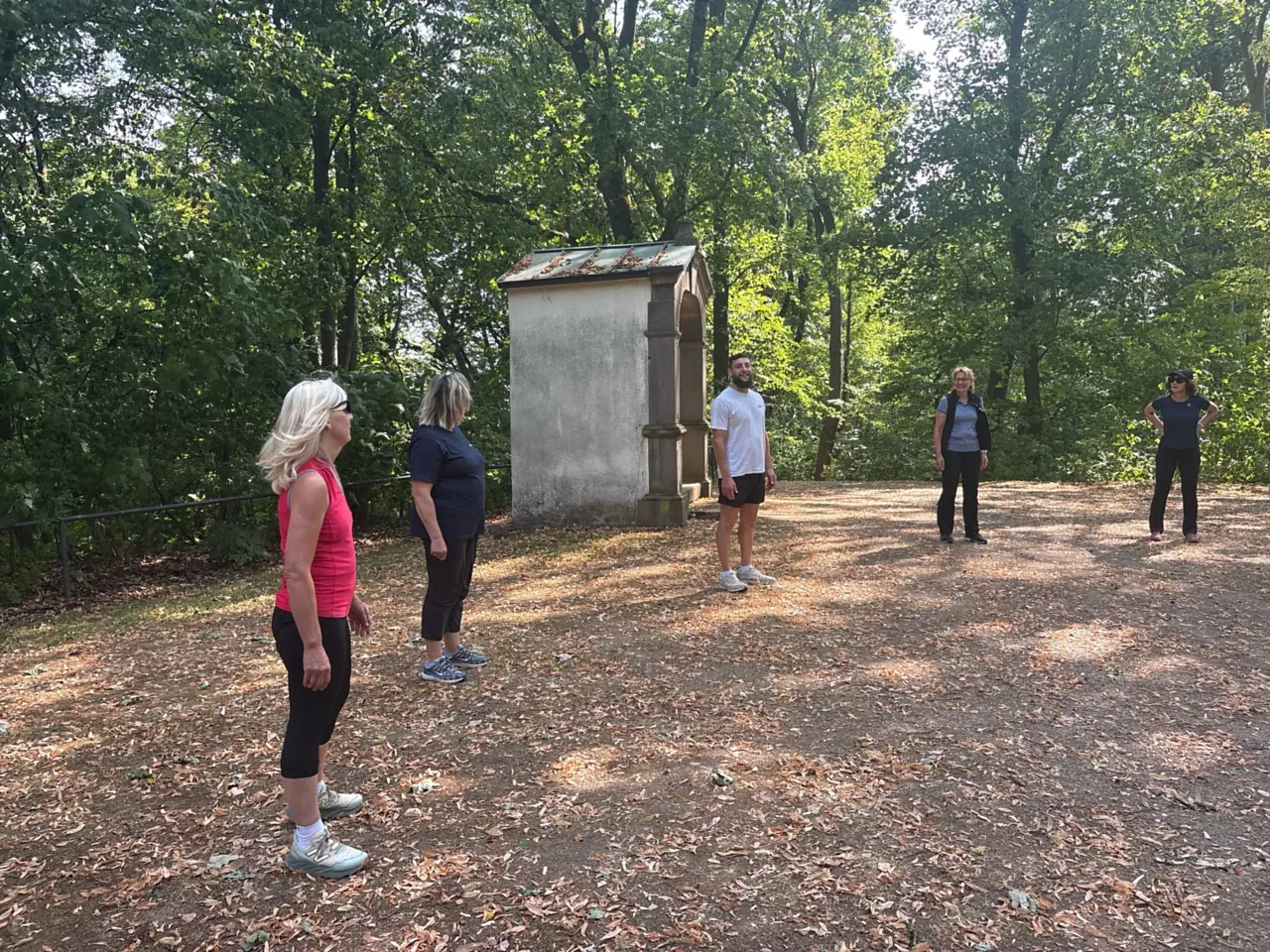 Bewegungseinheit im Wald an einer kleinen Kapelle