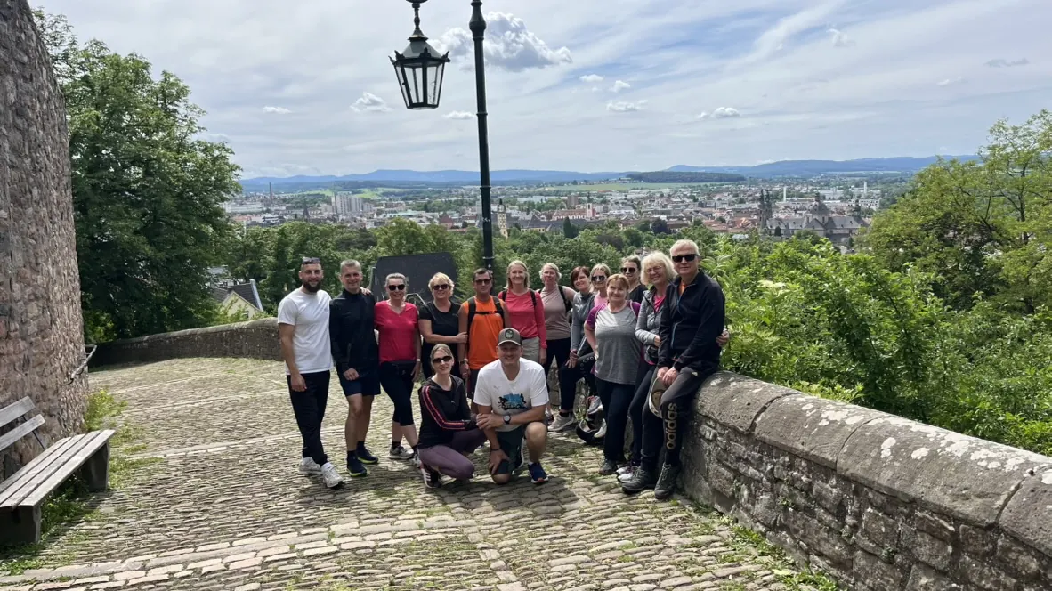 Reisegruppe auf einer Aussichtsterrasse mit weitem Blick über die Stadt