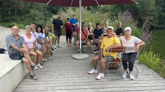 NOW-Gruppe beim Gruppenfoto auf einem Holzsteg am Wasser