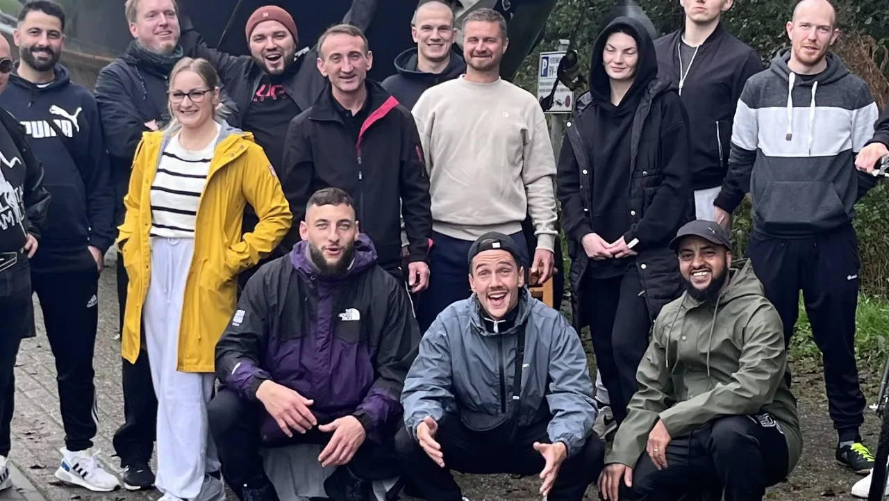 Gut gelaunte Gruppe beim gemeinsamen Gruppenfoto im Herbst