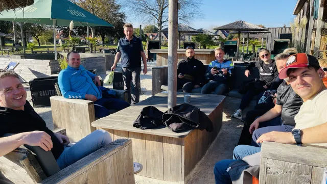 Gruppe bei einer Pause in der Sonne an einer Strandbar